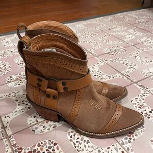 Dingo Women’s Gummy Bear Harness‎ Camel Color Suede bootie -Snip toe Size 7.5